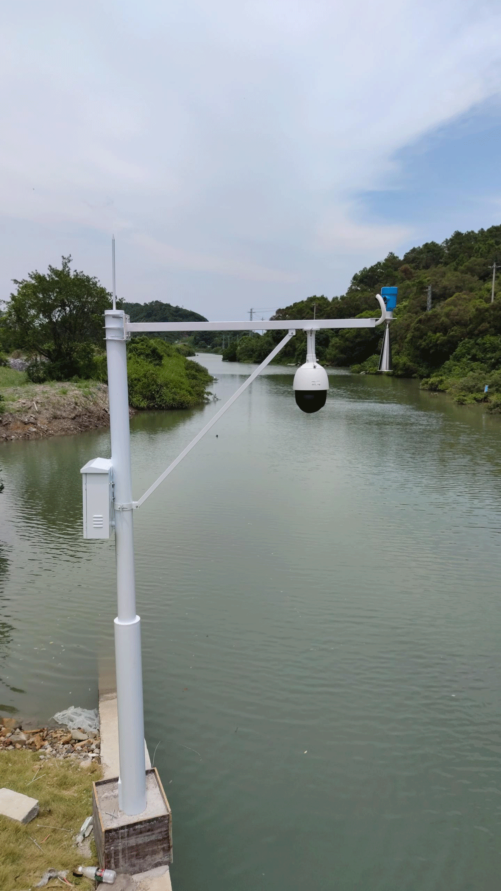 广东省汕尾市3台雷达水位监测站安装完成